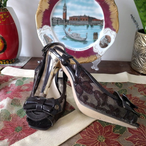 Women's leather and lace Italian pumps like new, black