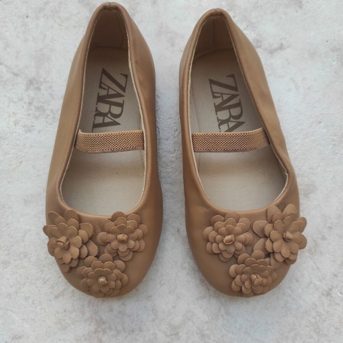 Zara children's ballerina shoes with flowers and strap, size 22, beige