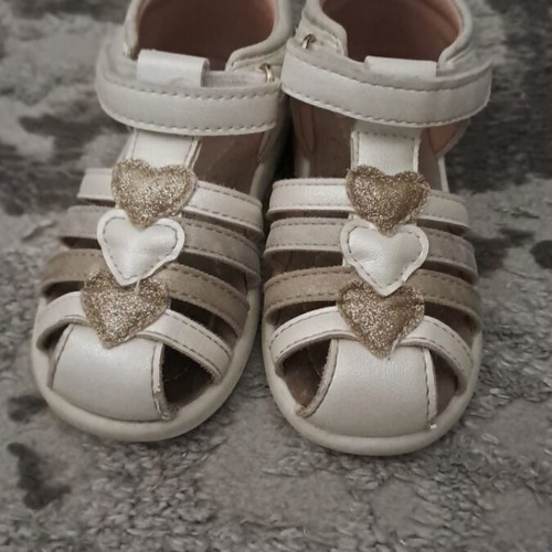 Girls sandals like new, with very minor wear