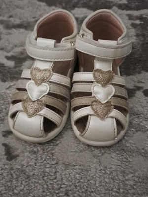 Girls sandals like new, with very minor wear