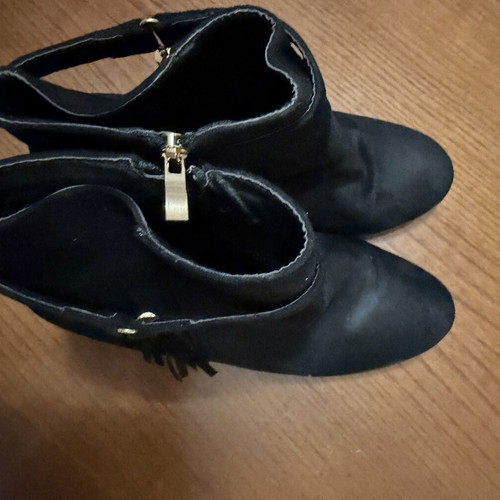 Ankle boots size 41 used, black with heel repair needed