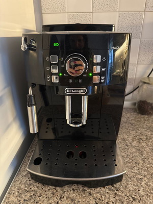 De’Longhi Magnifica S Αυτόματη Μηχανή Espresso 1450W 15bar με Μύλο Άλεσης Μαύρη σαν καινούργιο
