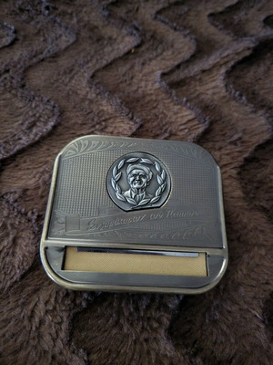 Tobacco case with rolling mechanism like new