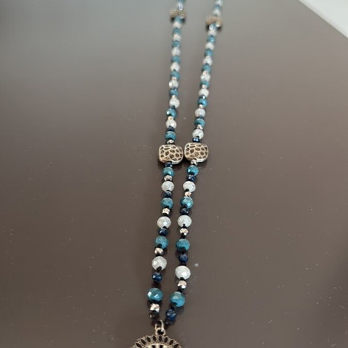 Women's necklace used in shades of blue