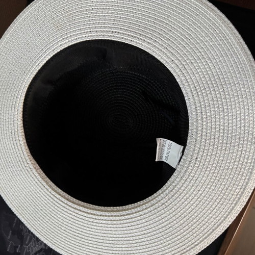 Women's hat like new, size M, black and white