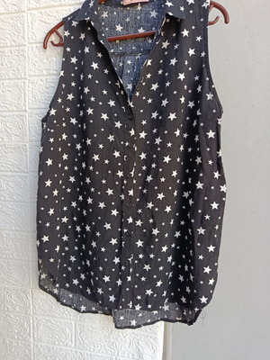 Sleeveless shirt like new, black and white with stars