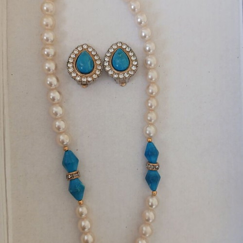 Jewelry set like new with pearl, blue stones, gold detail, and rhinestones
