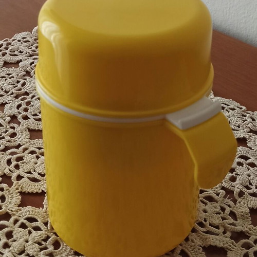 Citrus juicer yellow plastic 1970's vintage new