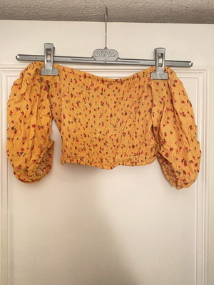 Pink Woman off the shoulder top like new, size M, mustard color