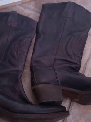 Cowboy leather boots with embossed embroidery, like new, size 38