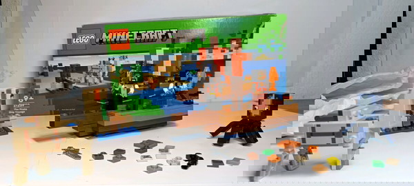 LEGO Minecraft The Pirate Ship Voyage 21259