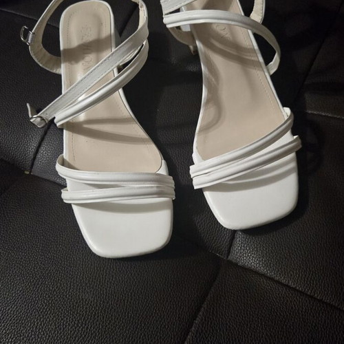 Sandals women's low white with thick square heel like new