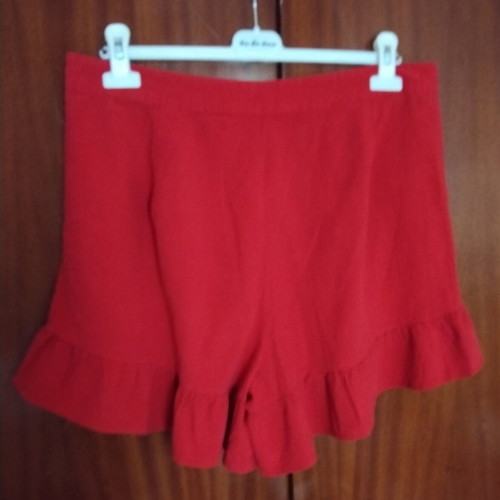 High-waisted women's red shorts like new with ruffles and pleats