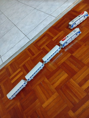 Pequetren Arco Model 525 train set with 2 engines and 3 passenger cars