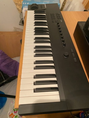 Native Instruments A49 keyboard like new
