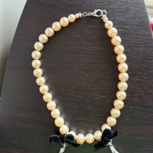 Short necklace with pearls, crystals and velvet bows like new