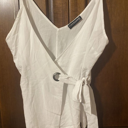 White tank top with internal and external tie like new, fits small and medium
