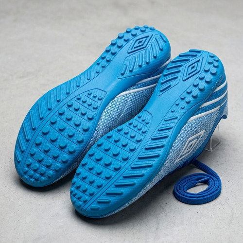 Umbro Toccare IV TF kids football shoes like new, blue, size 34
