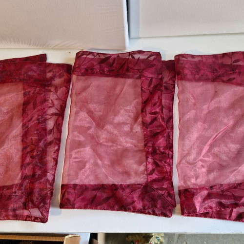 Christmas table runners like new, pack of 3, burgundy