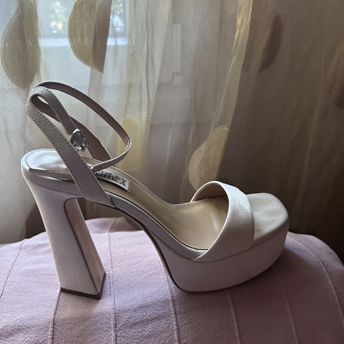 Badgley Mischka satin sandals size 6 like new, white