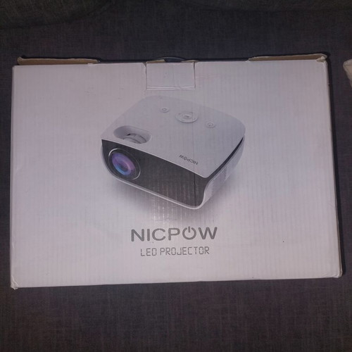 Nicpow LED projector like new