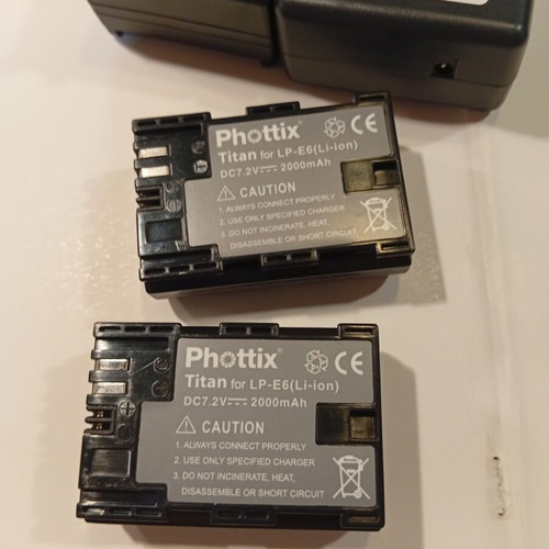 Canon charger and two used batteries pack compatible with EOS 5D series