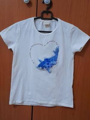 Zara Girls βαμβακερό μπλουζάκι με ανάγλυφο σχέδιο ψάρι κόι σε λευκό, 140 εκ.