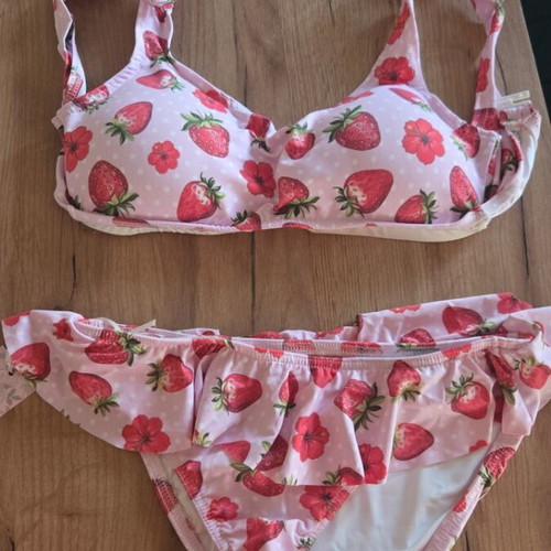 Bikini set with ruffles new with strawberries