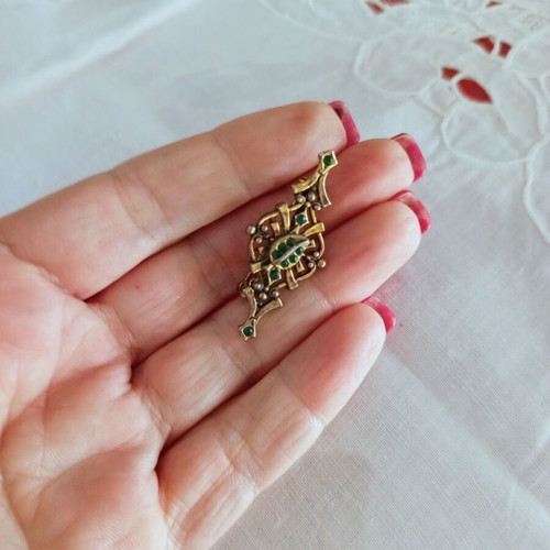 Vintage rhombus brooch with green stones used