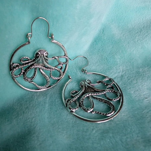 Earrings like new, metal