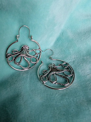 Earrings like new, metal