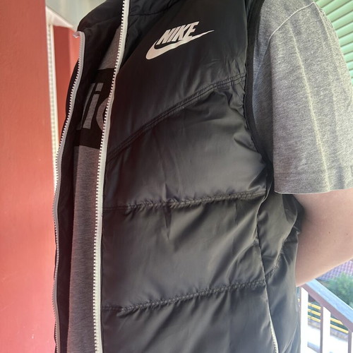 Nike Windrunner Reversible Puffer Vest Size M like new, black and white