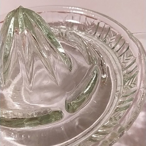 Vintage lemon squeezer 14 cm depression glass like new