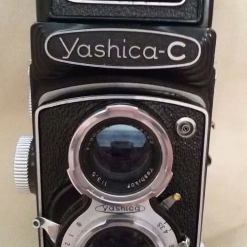 Yashica-C Vintage TLR camera with leather case