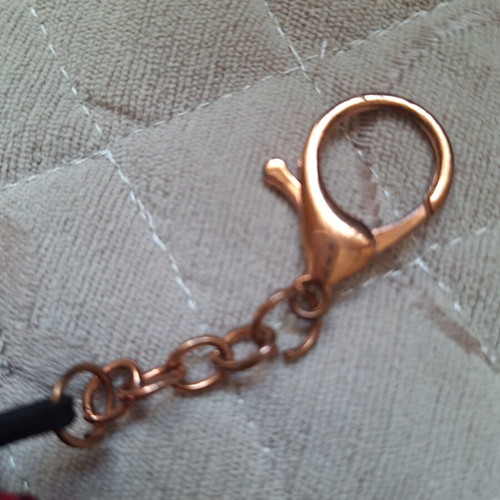 Heart-shaped keychain used with sequins and two-tone effect