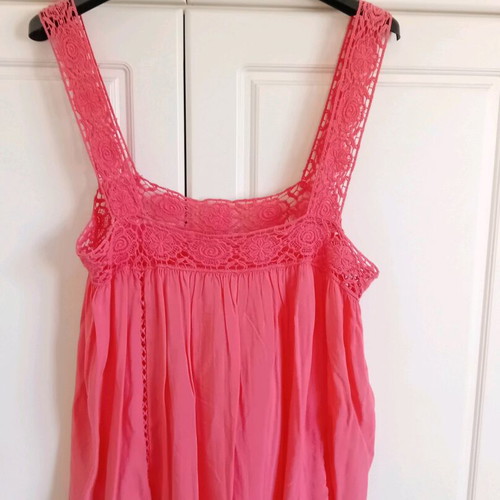 Cool t-shirt, 100% cotton, in coral color.