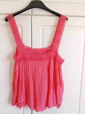 Cool t-shirt, 100% cotton, in coral color.