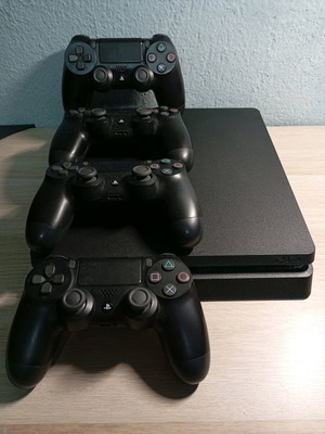 PlayStation 4 Slim 1TB σαν καινούργιο με 4 χειριστήρια και παιχνίδια
