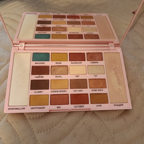 Revolution Kisu eyeshadow palette collectible, like new