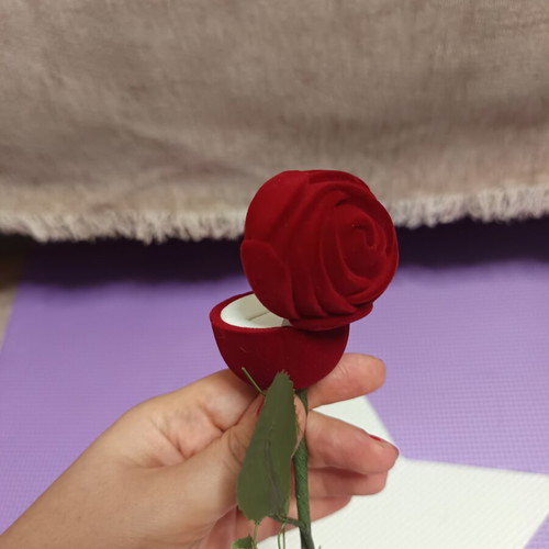 Ring box rose, like new, red