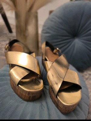 Flatforms Trafaluc Zara used, gold with wooden platform size 39