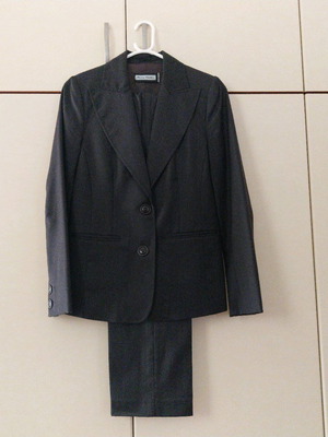 Anna Riska women's suit like new, dark gray 100% wool