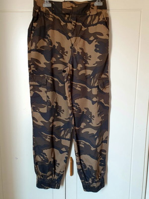 Stradivarius Cargo Pants Camouflage Khaki, size M