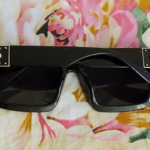 Sunglasses with mirrored lenses