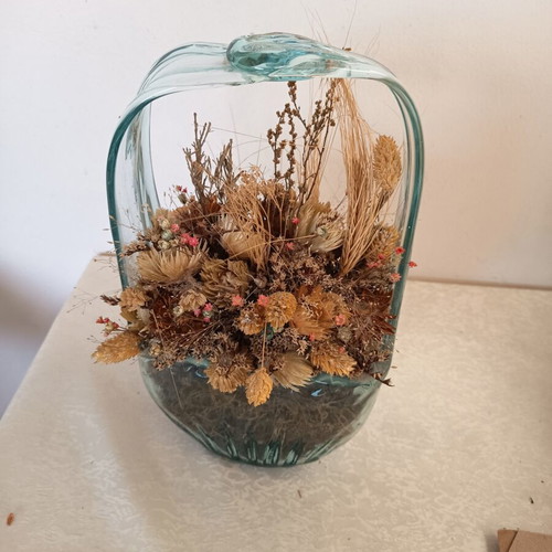 Decorative arrangement with dried flowers in glass vase, like new, 28 cm