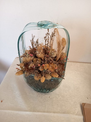 Διακοσμητική σύνθεση με αποξηραμένα λουλούδια σε γυάλινο βάζο, σαν καινούργιο, 28 εκ.