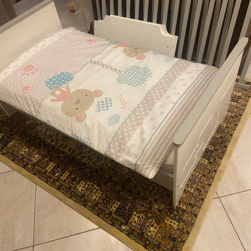 Pre-teen bed like new with accessories