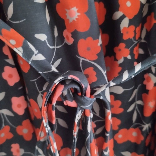 Floral wrap blouse Shein like new, size M, black and red