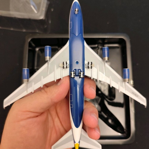 British Airways Qantas B.747-400 1:400 scale miniature used