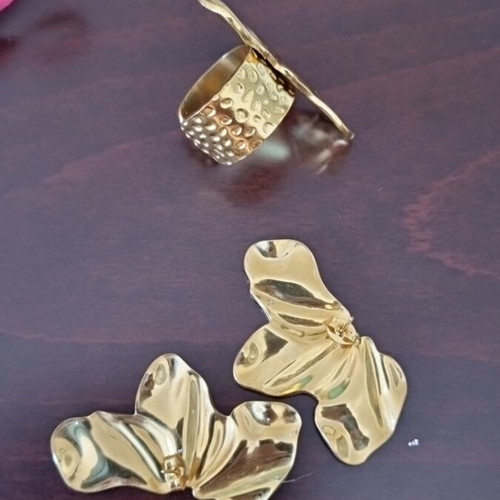 Jewelry set like new, ring and matching earrings